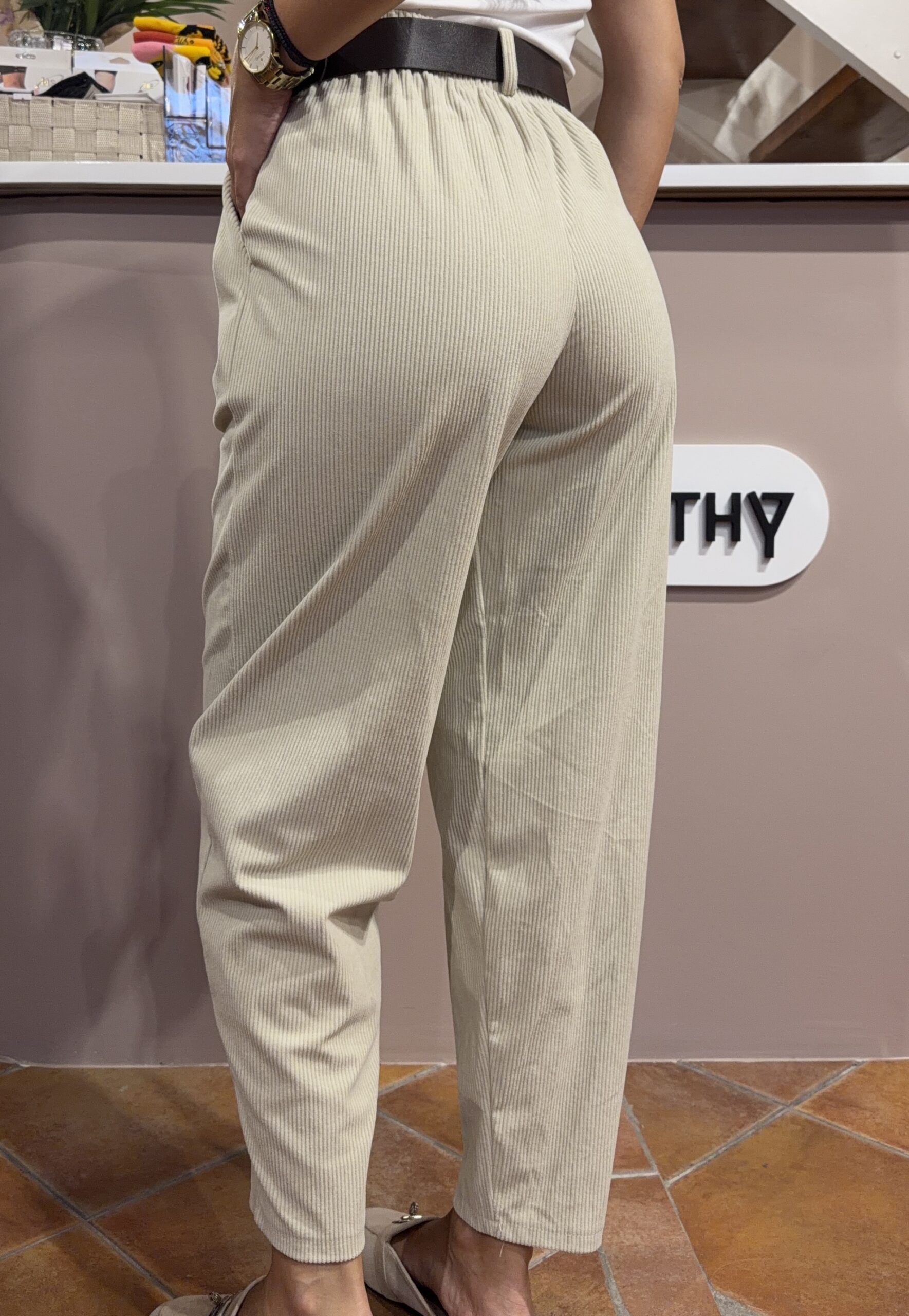 Κοτλέ παντελόνι με ζώνη Εκρού Κοτλέ παντελόνι με ζώνη Εκρού