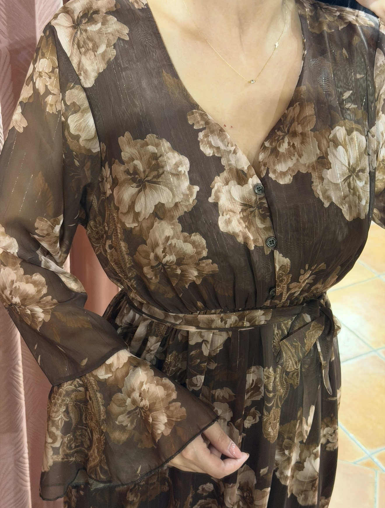 floral φόρεμα με βολάν Σοκολά floral φόρεμα με βολάν Σοκολά